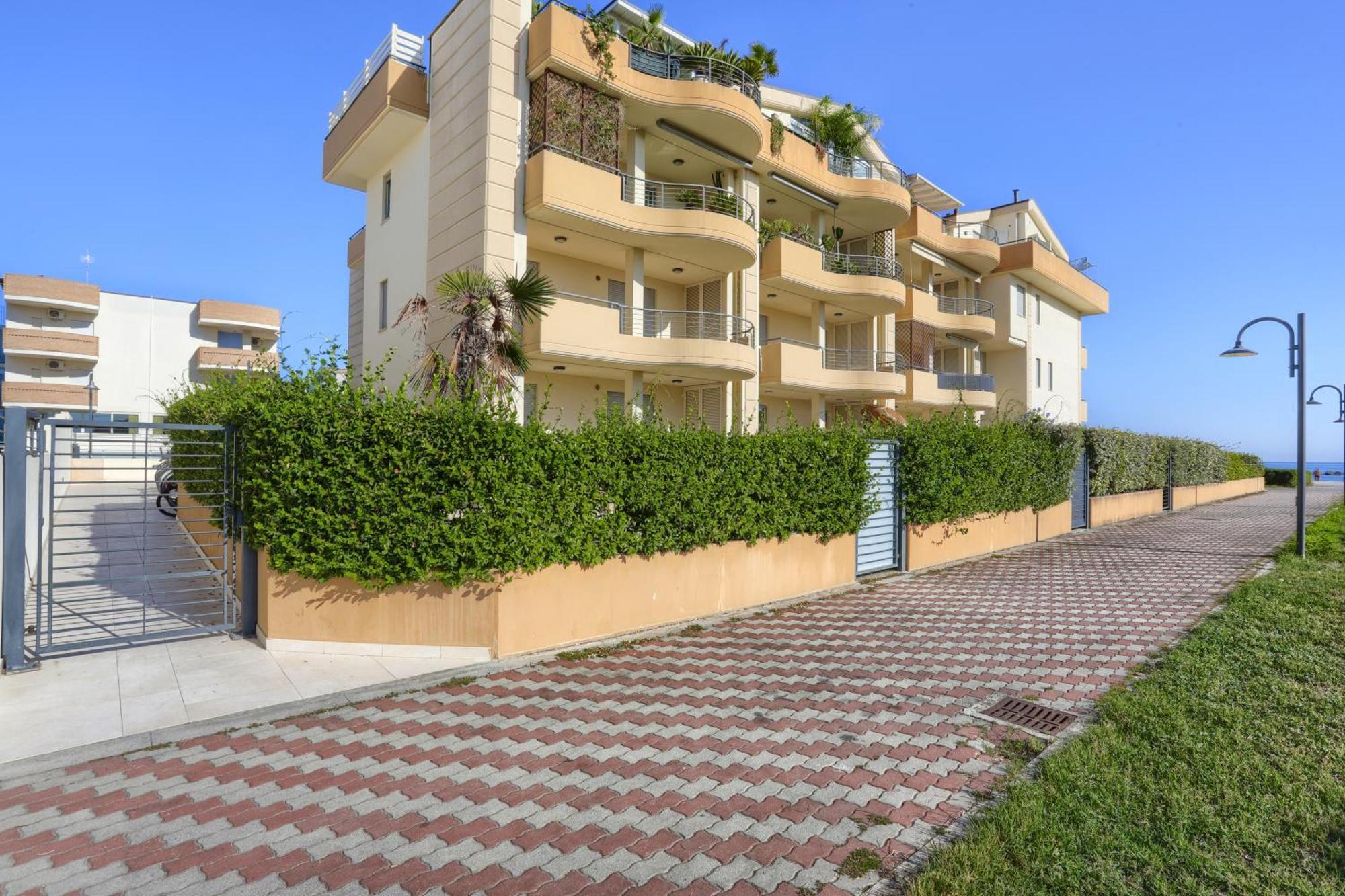 Mazzarosa Residence Roseto Degli Abruzzi Esterno foto